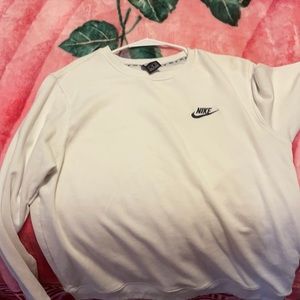 New never worn Nike pullover